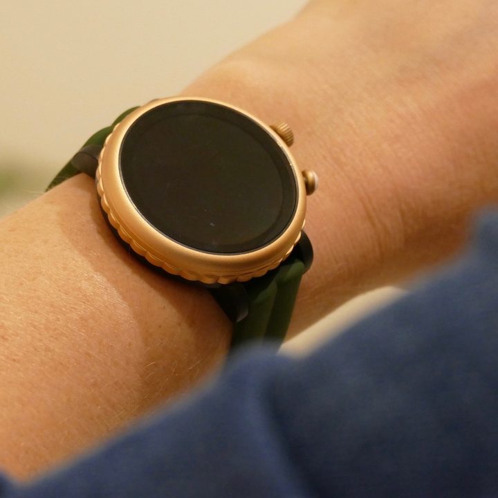 kate spade ksny sport smartwatch news front black