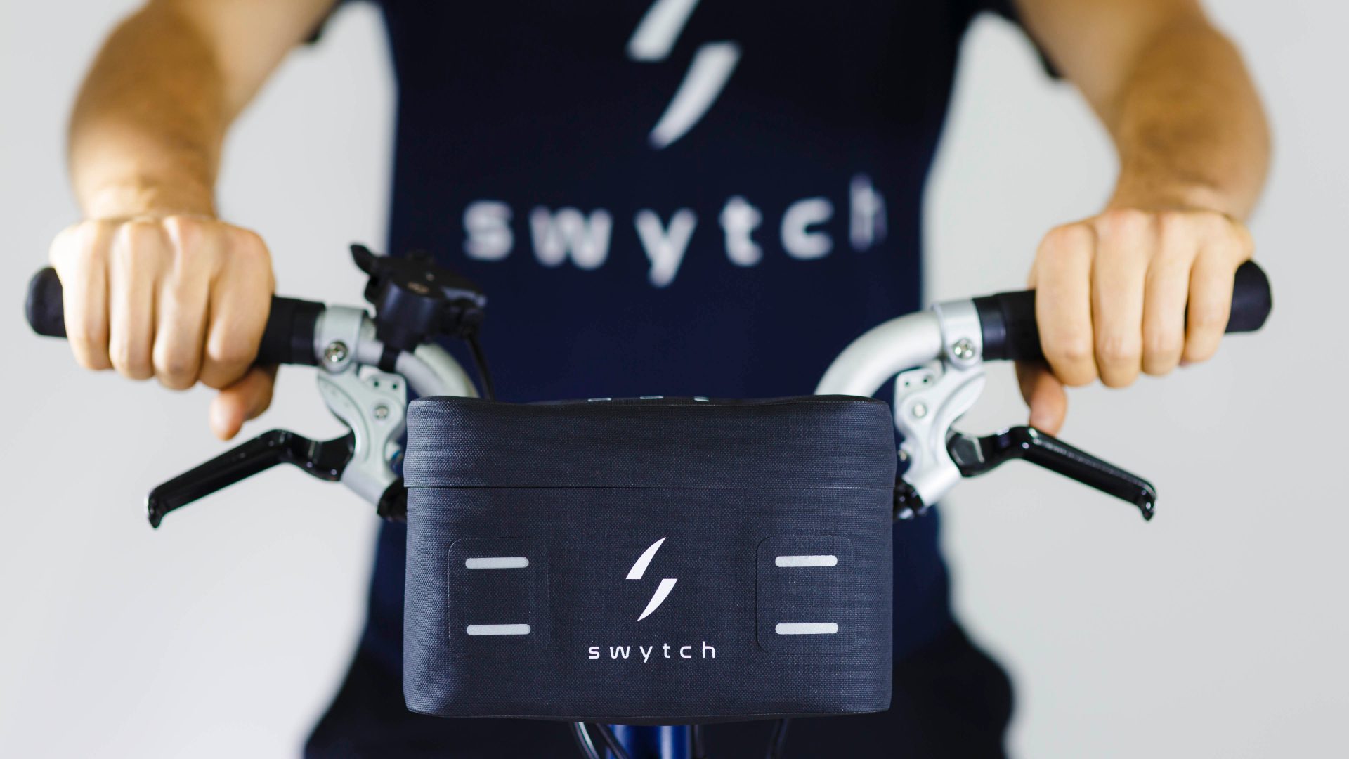 compact swytch kit converts any bike to an e for sustainable transport 6