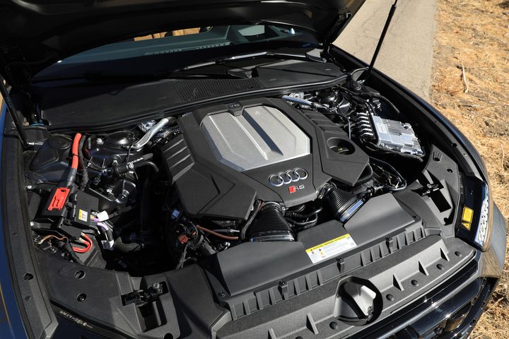2020 Audi RS 6 Avant engine