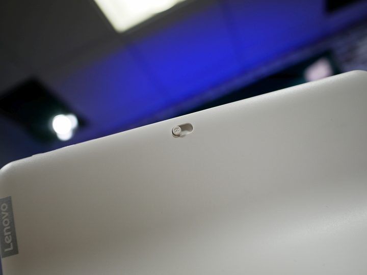 Lenovo Smart Display 7 privacy switch