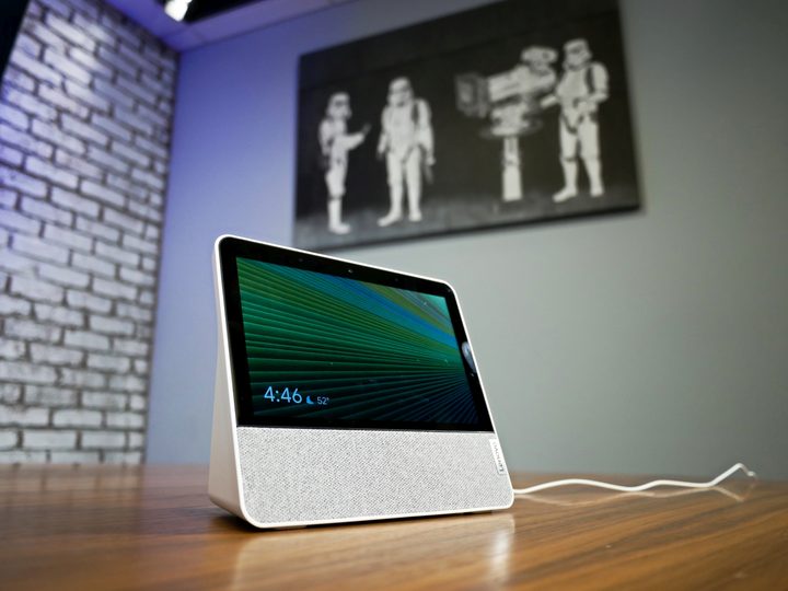 Lenovo Smart Display 7 side shot