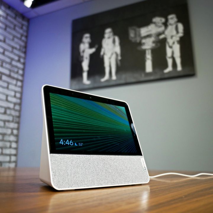 Lenovo Smart Display 7 side shot.