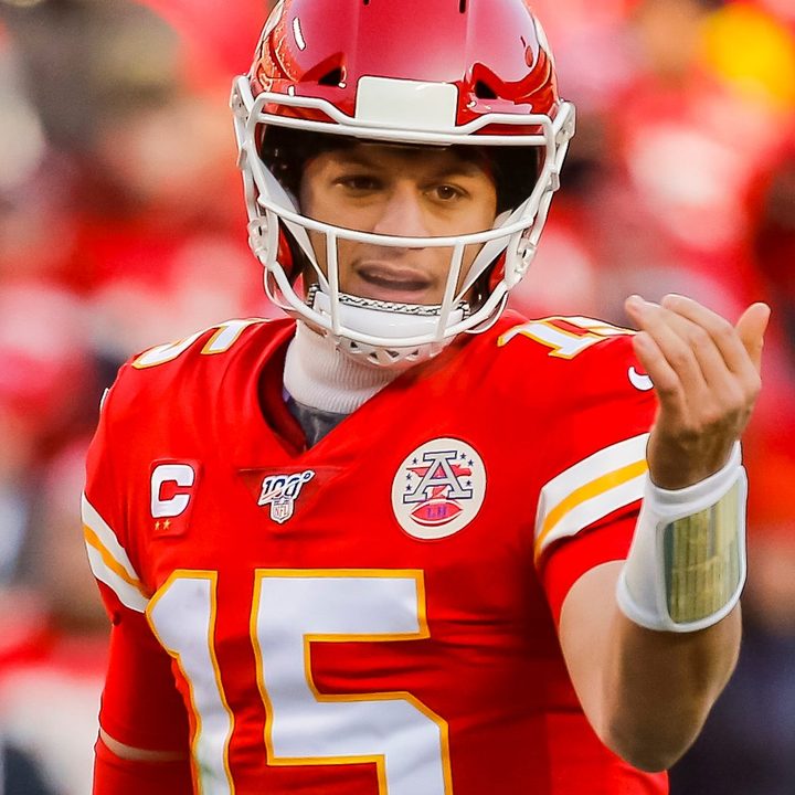Patrick Mahomes waves his hand.