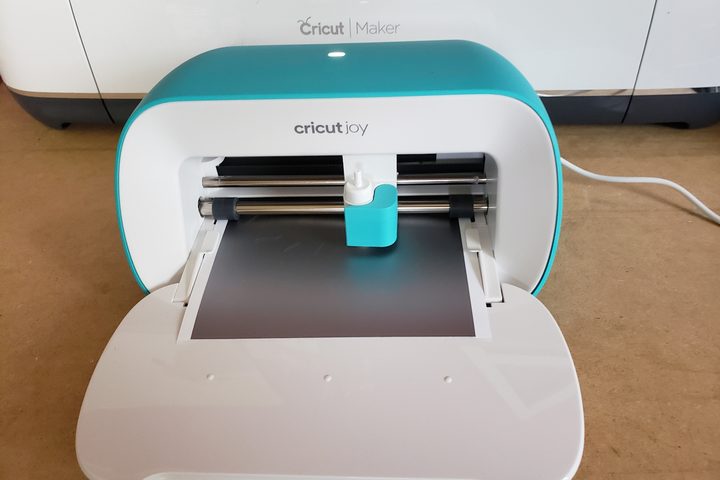 Cricut Joy cutting a flower