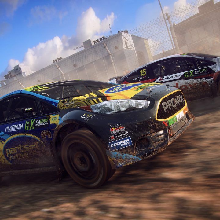 Dirt Rally 2 player racing through mud.