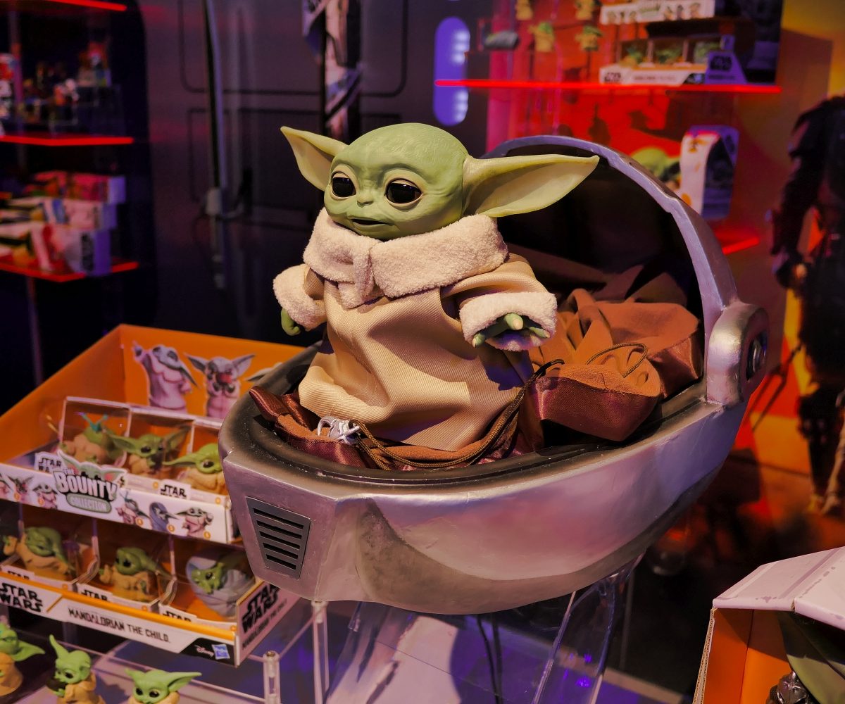 Hasbro Baby Yoda Mandalorian posing