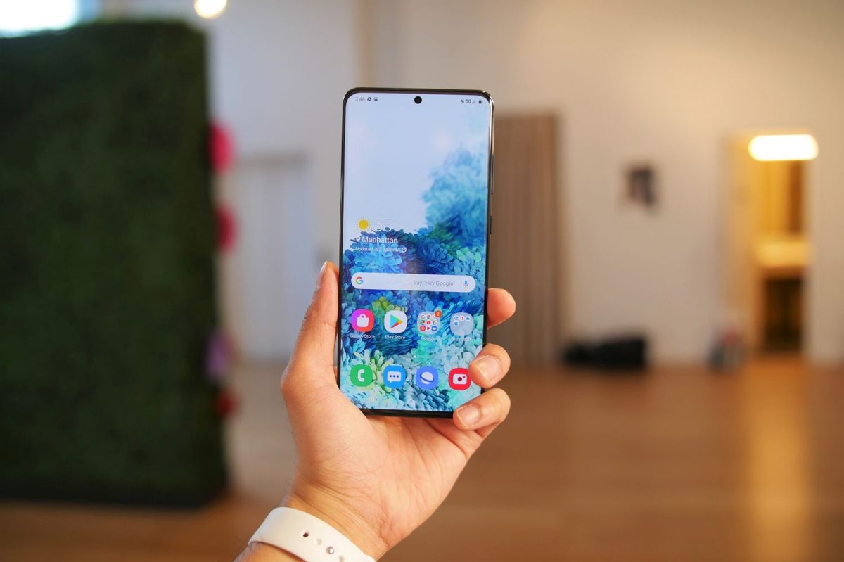 Samsung Galaxy S20 Ultra hands-on front of phone