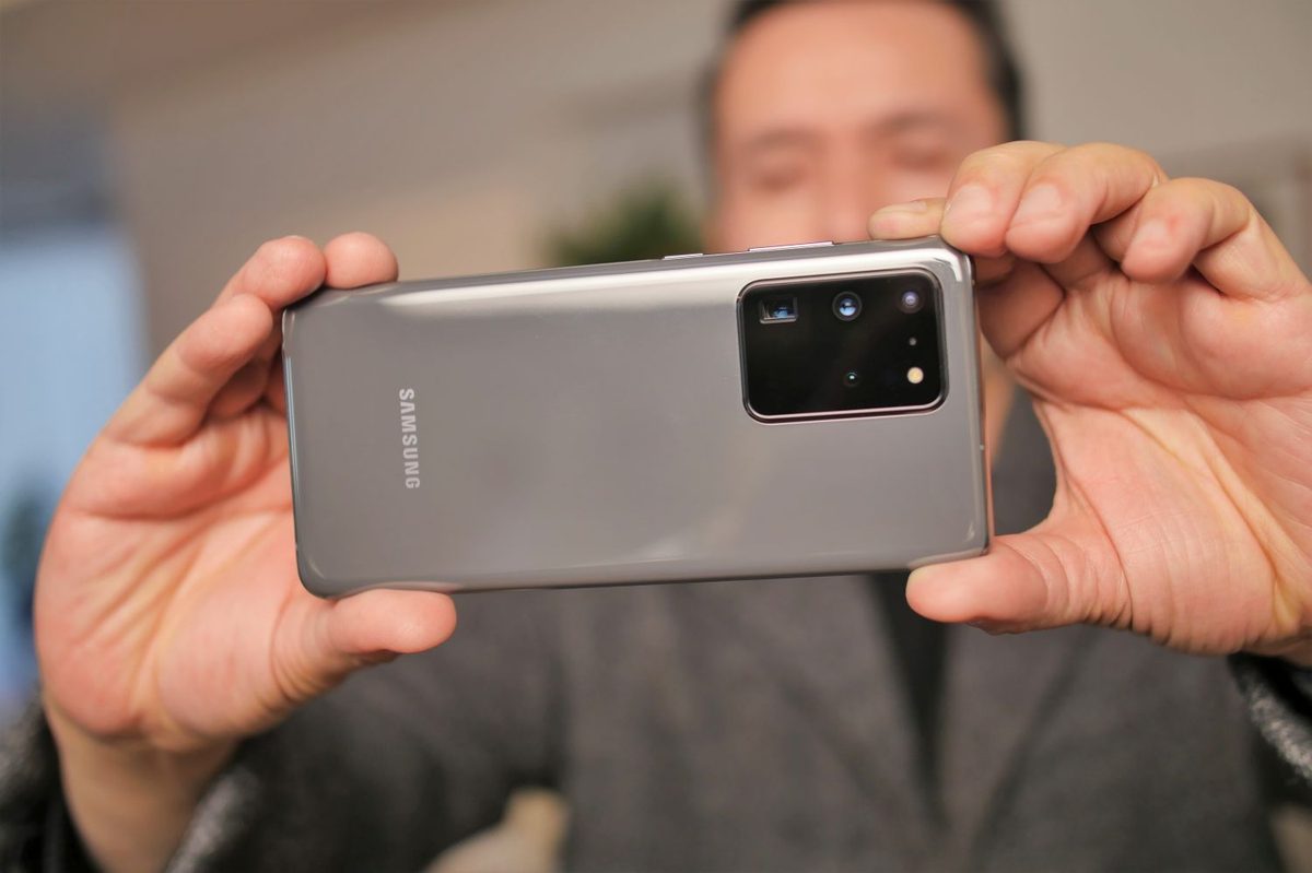 Taking a photo with the Samsung Galaxy S20 Ultra