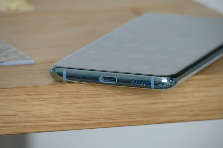 Samsung Galaxy S20 charging port