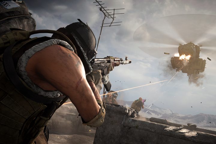 A Call of Duty:Warzone player shoots down a helicopter