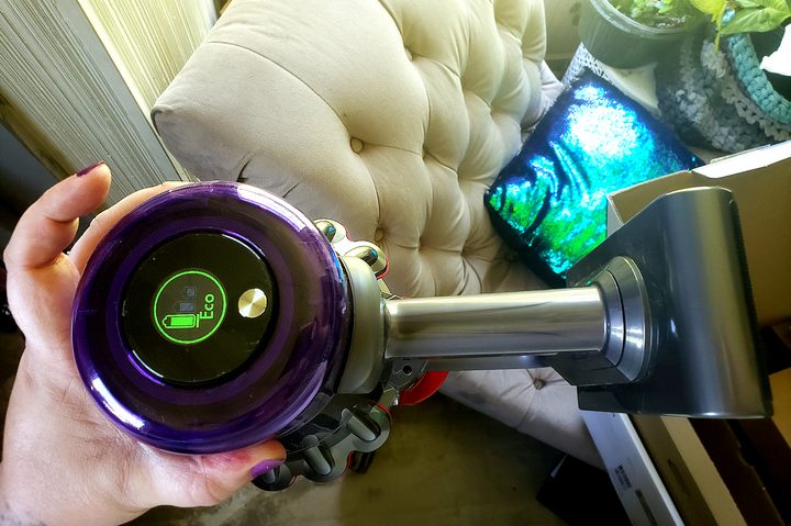 Dyson V11 Outsize display