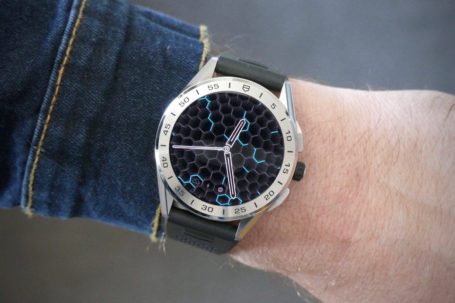 tag heuer connected 2020 smartwatch review carbon face