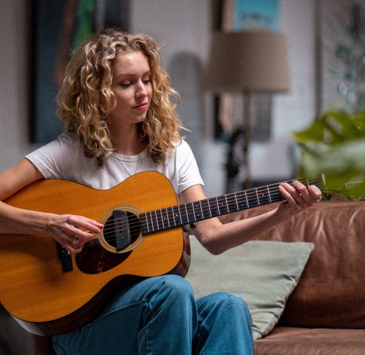 Woman playing the guitar.