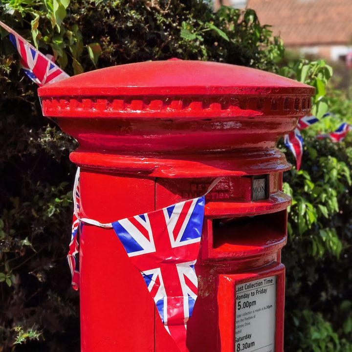 iphone 11 pro galaxy s20 plus oneplus 8 huawei p40 camera shootout postbox