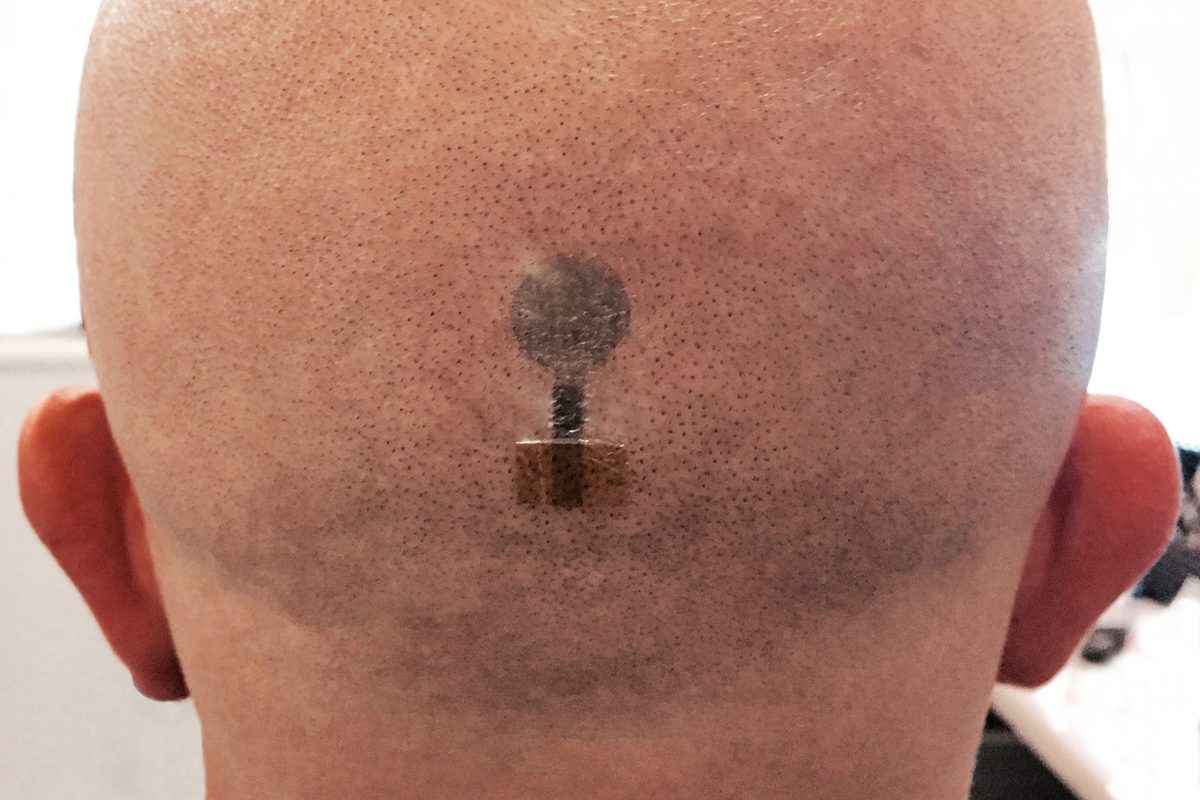 To measure brain activity, the wafer-thin tattoo electrodes need to be applied on the head - just like the temporary tattoos, which are especially popular with children