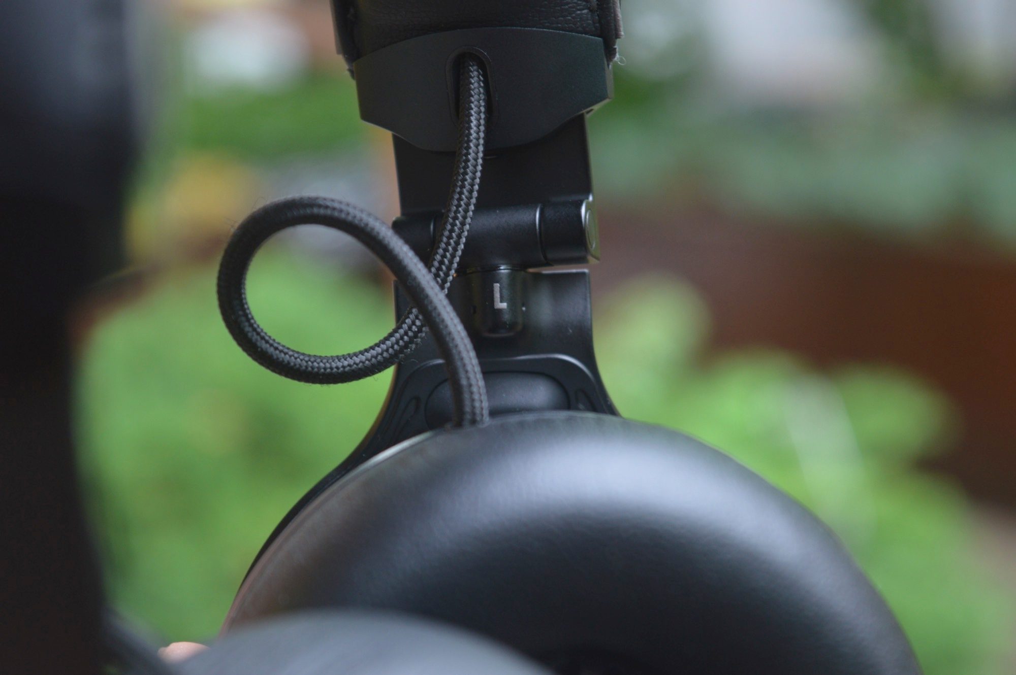 JBL Club One ANC Headphones hinge