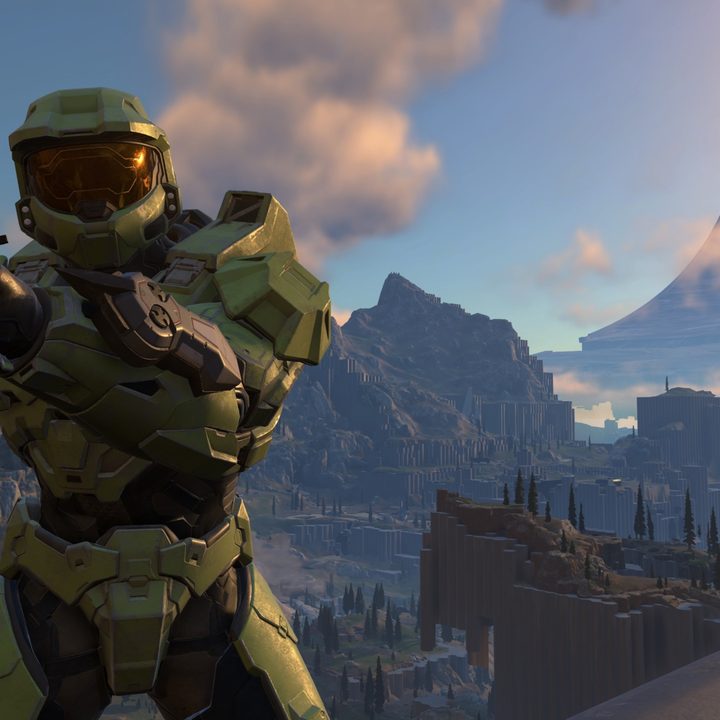Master Chief holding a rifle on a halo.