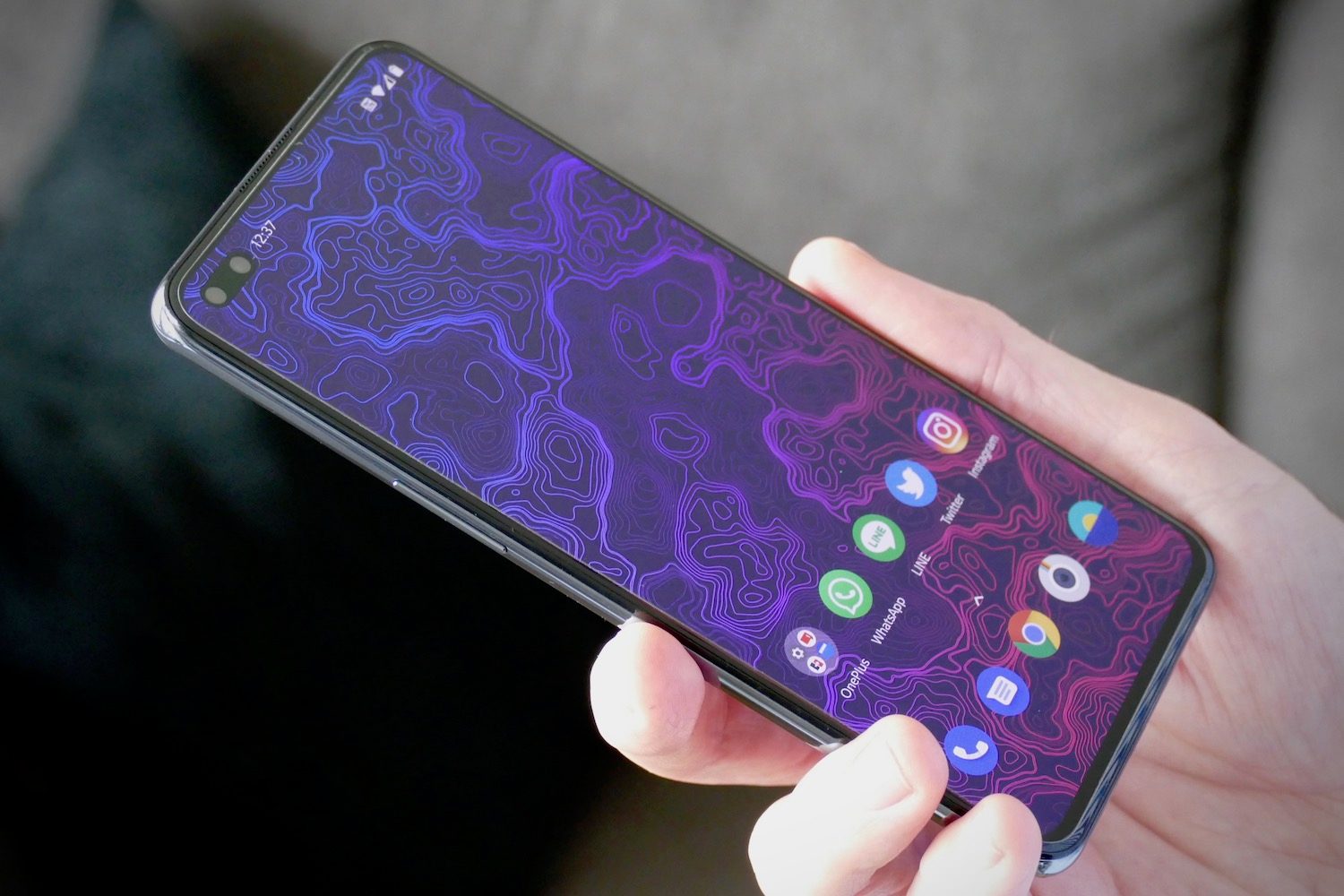 oneplus nord review screen hand