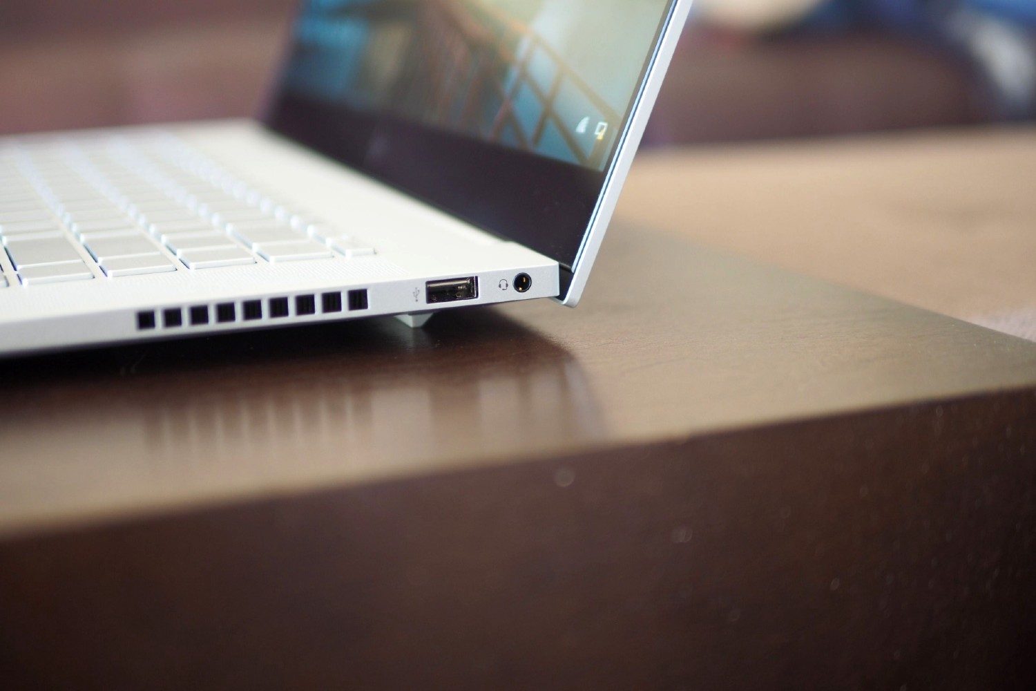 HP Envy 15 side view showing vents and ports.