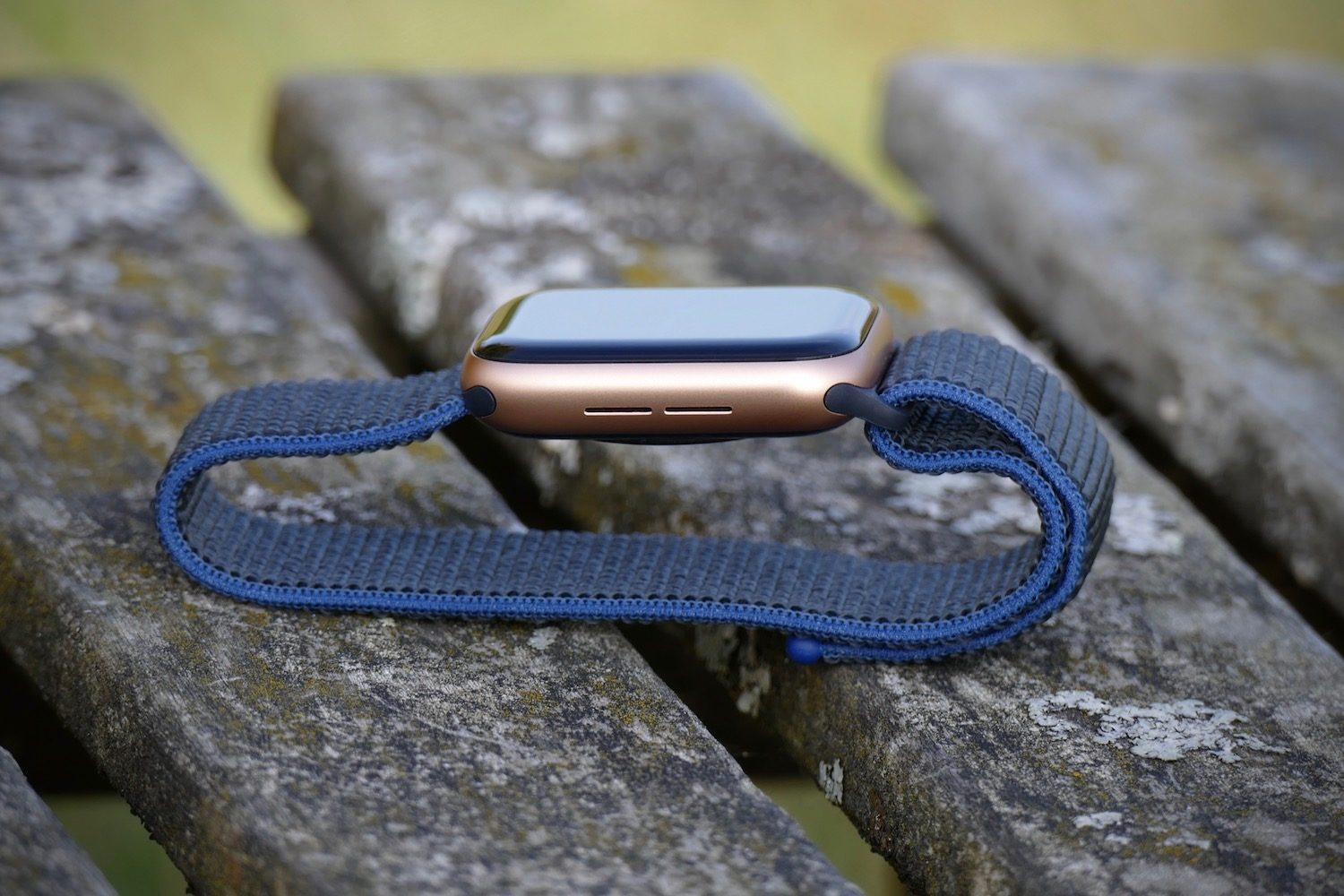 apple watch se review side speaker