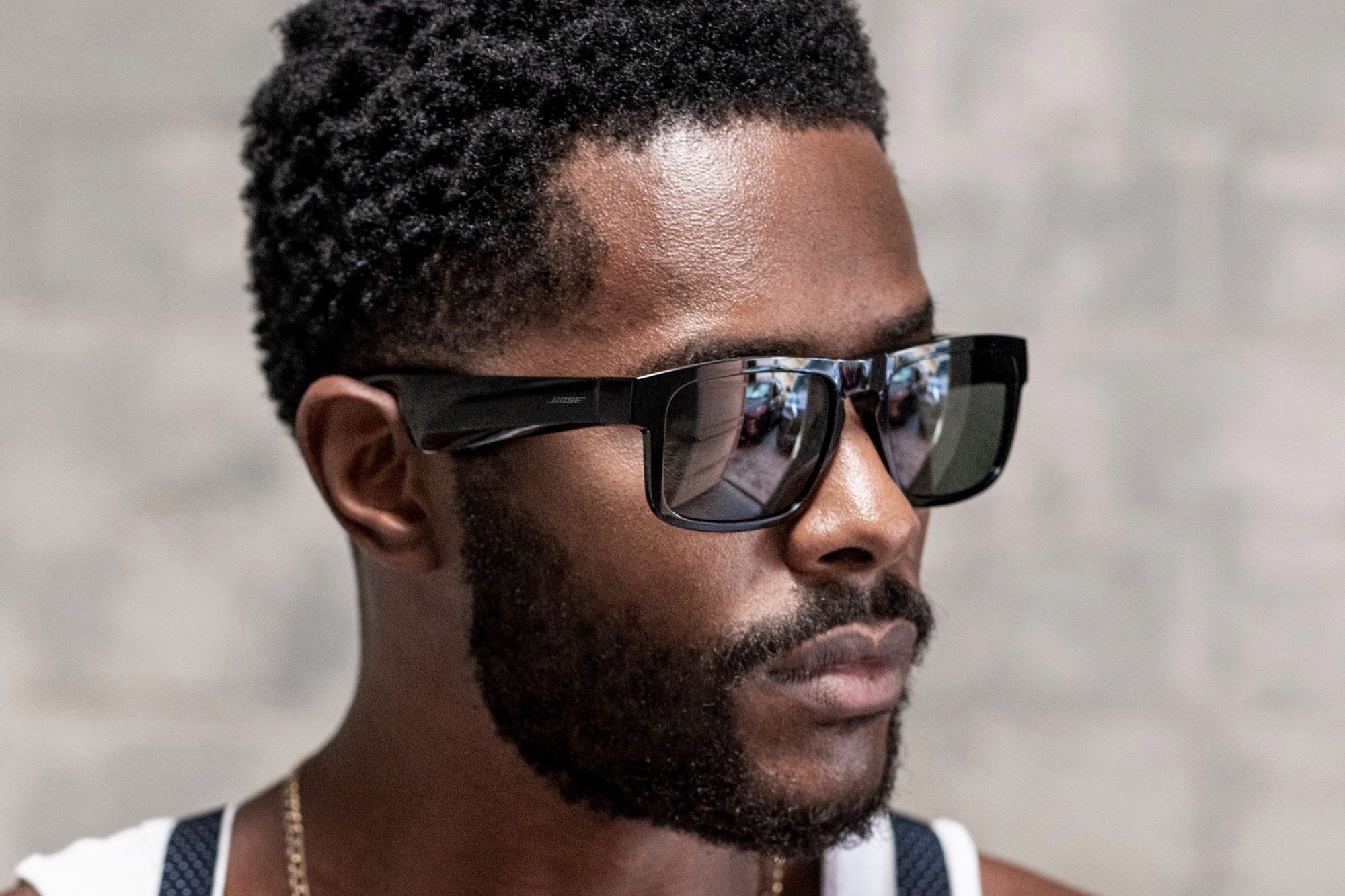 A man wearing Bose Frames Tenor.