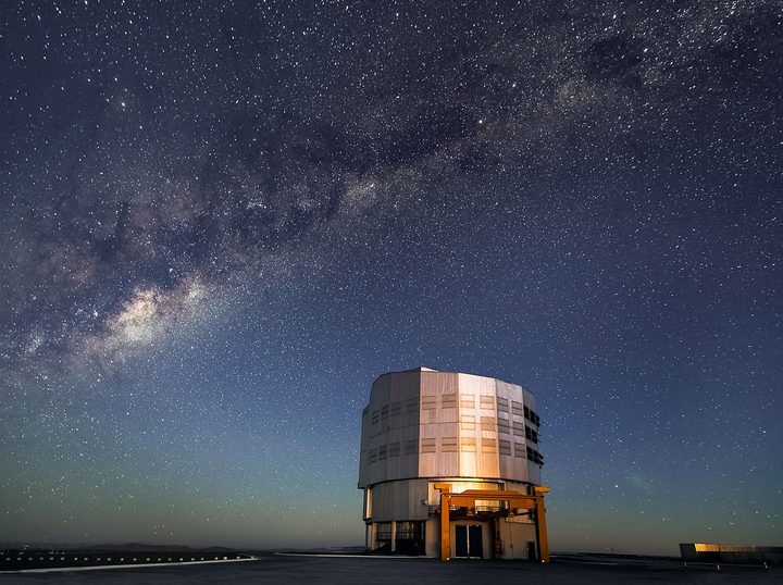 In this new image dusk reveals a stunning night sky over ESO’s Paranal Observatory, home to the Very Large Telescope (VLT).