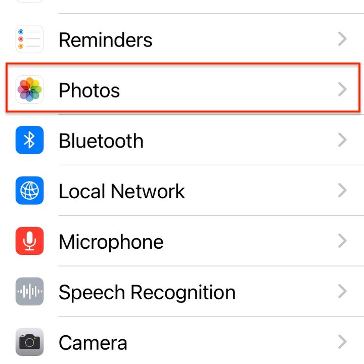 iOS 14 photo privacy control.