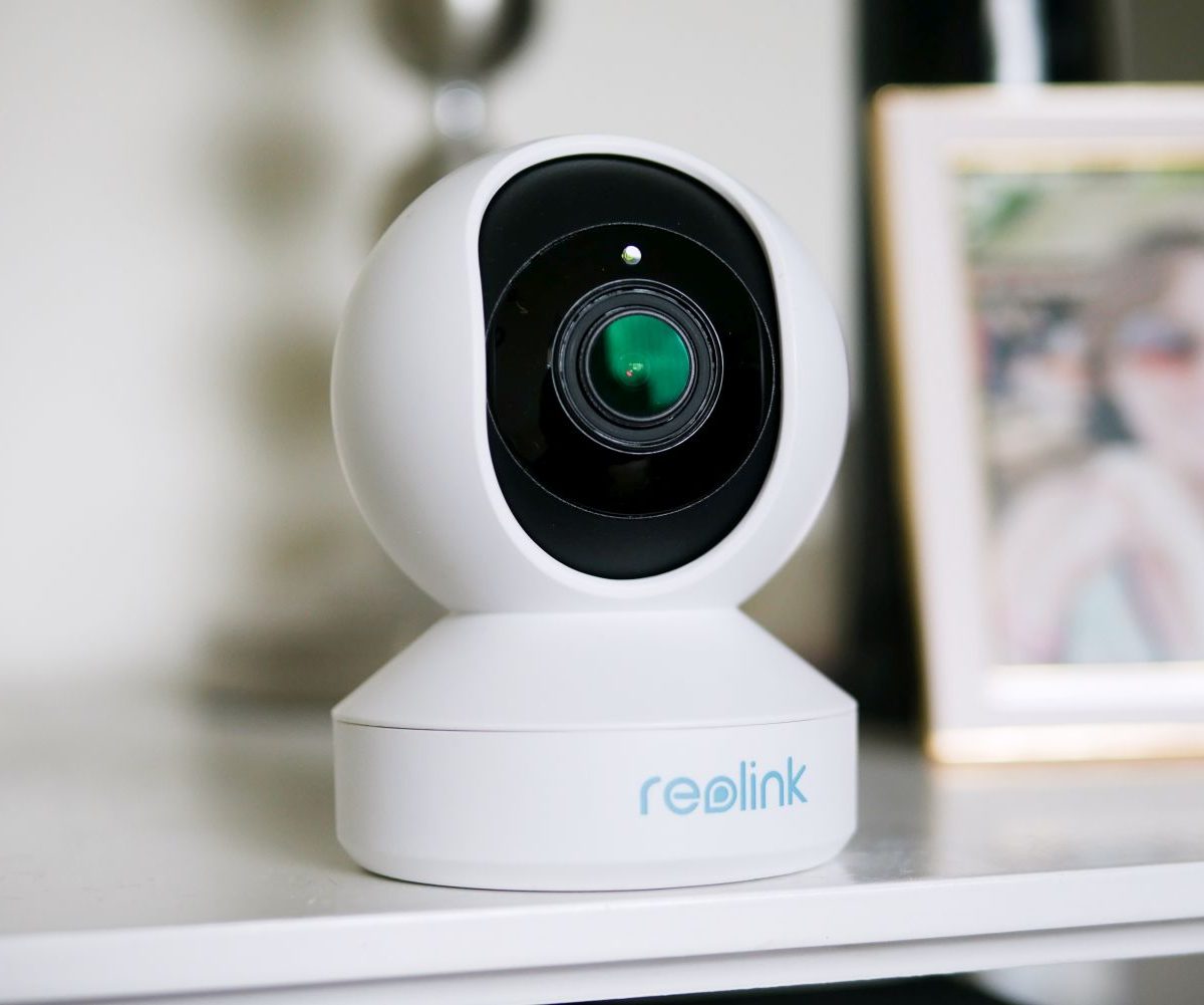 Reolink E1 Zoom on table