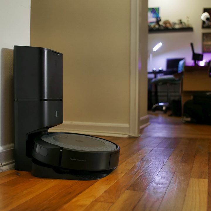 iRobot Roomba i3 Plus dirt disposal unit