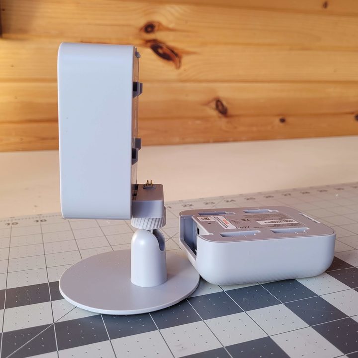 The battery is detachable for charging.