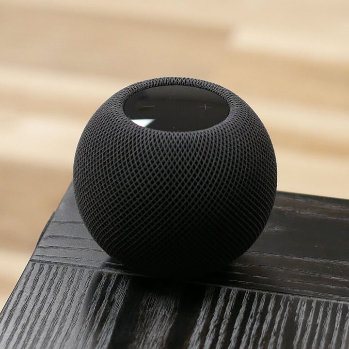 homepod mini on table edge