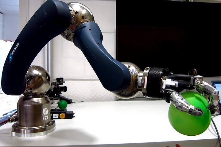 Robot arm gripper