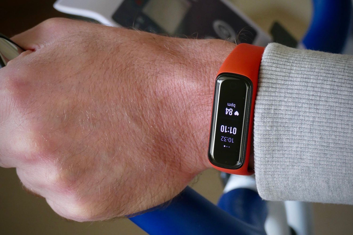 galaxy-fit-2-wrist-bike.jpg?