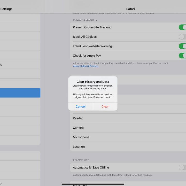 A screenshot of clearing Safari's browsing history and data on iPad.