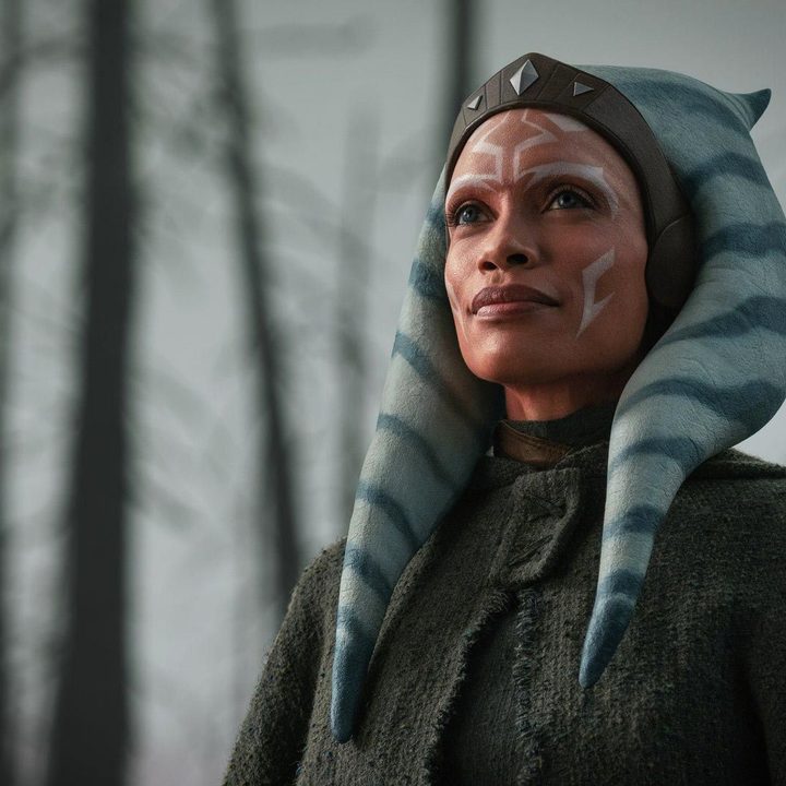 Ahsoka looks in the distance in The Mandalorian.