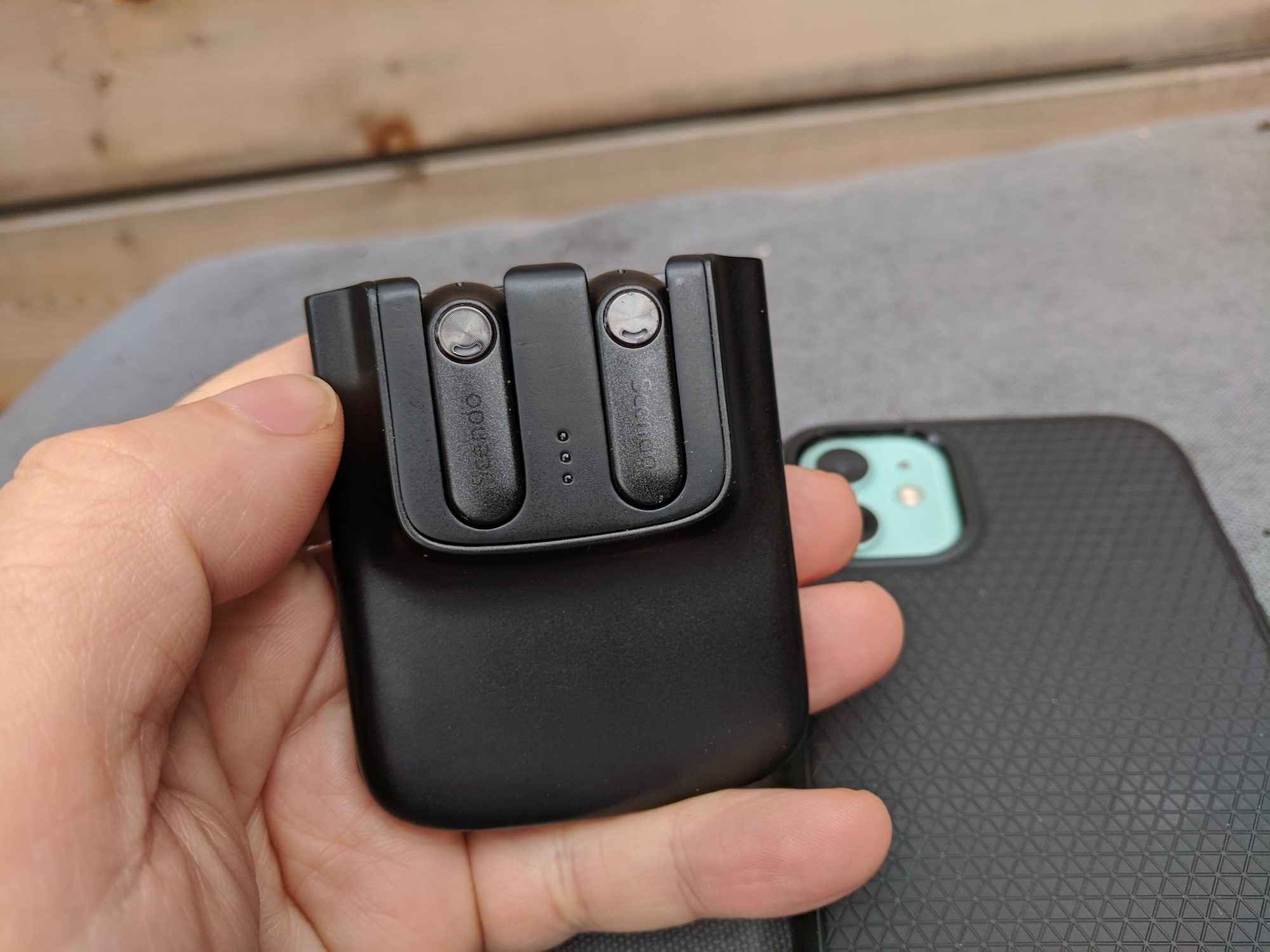 Scendo Snapods with charging case
