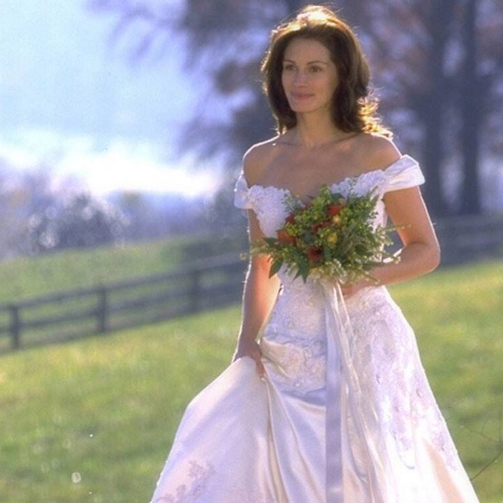 Julia Roberts in a wedding dress waling through a field in Runaway Bride.