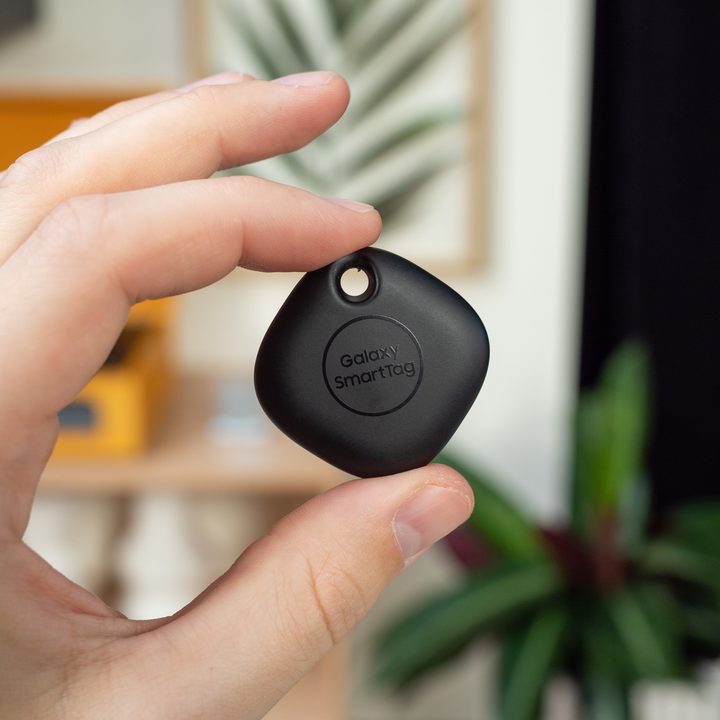 Galaxy SmartTag in hand.