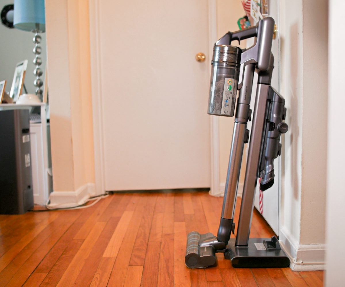 Samsung Jet 90 Complete Cordless Stick Vacuum charging station base