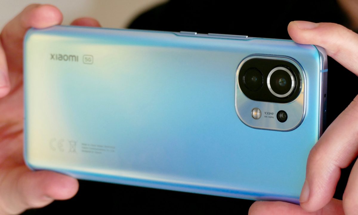 xiaomi mi 11 review camera back hand