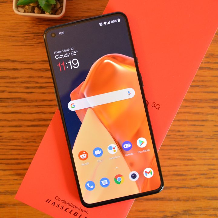 OnePlus 9 screen and box.