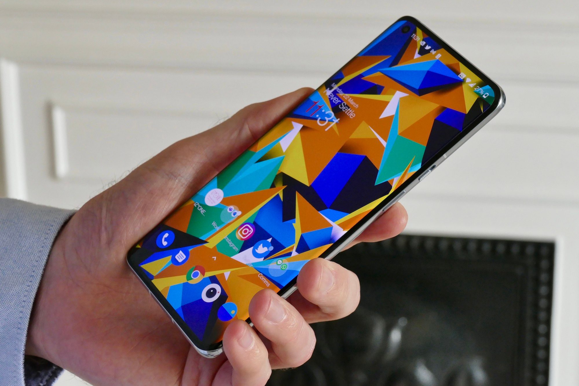 oneplus 9 pro review screen hand