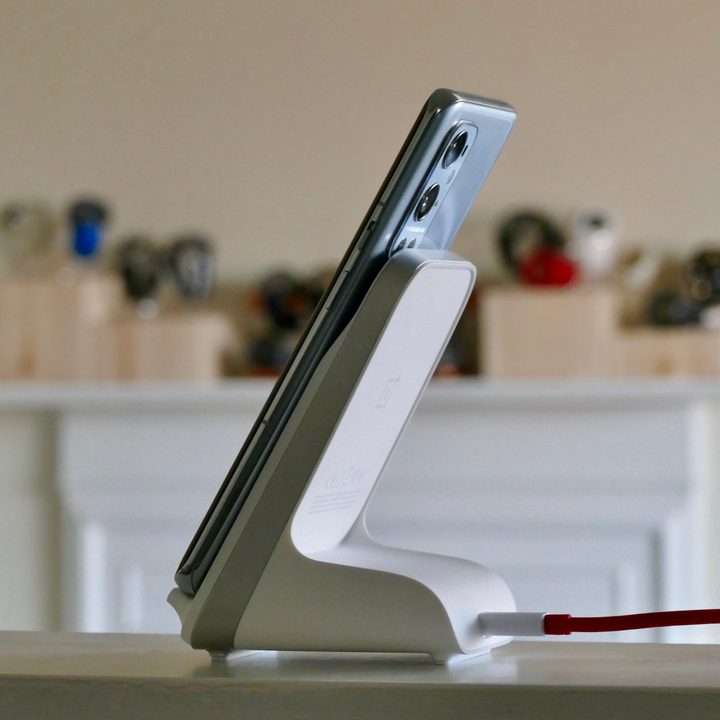 oneplus 9 pro review wireless charger side
