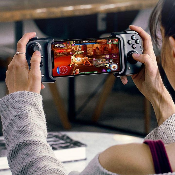 A player holding a Razer Kishi.