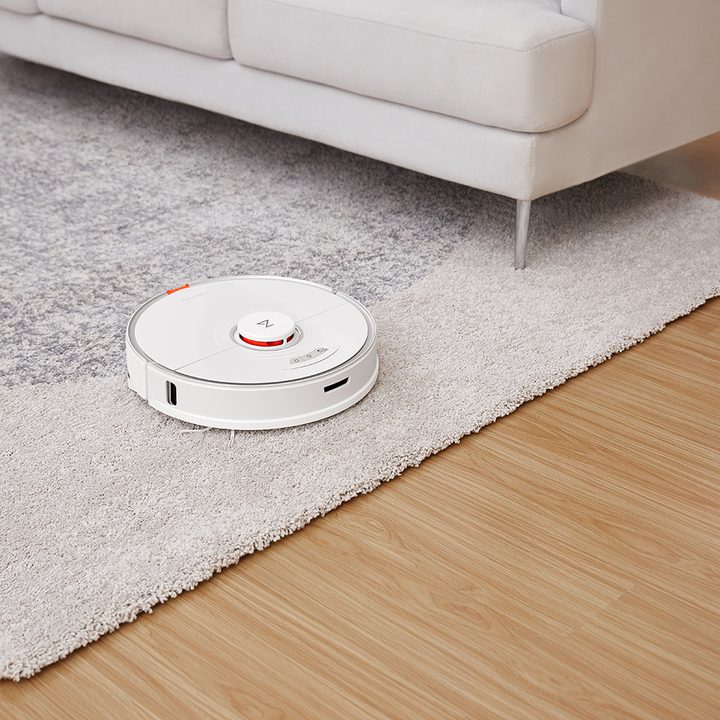 Roborock S7 robot vacuum and mop cleaning carpet.