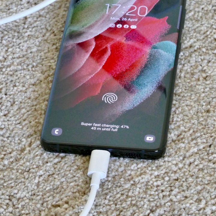 Charging the Samsung Galaxy S21 Ultra.