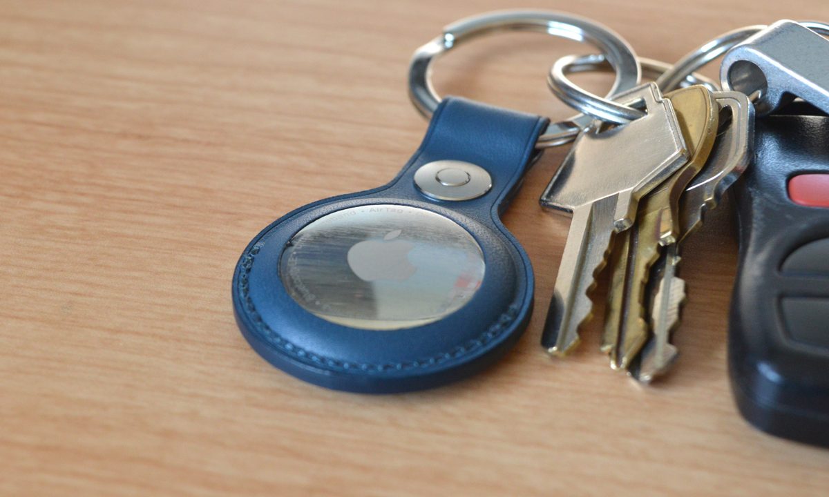 An AirTag attached on a keyring