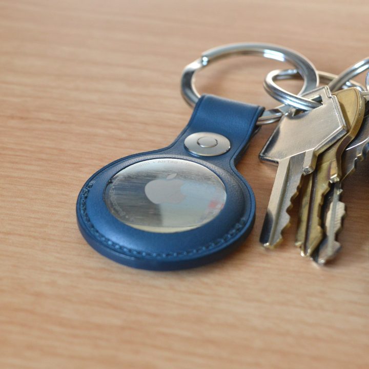 An AirTag attached on a keyring