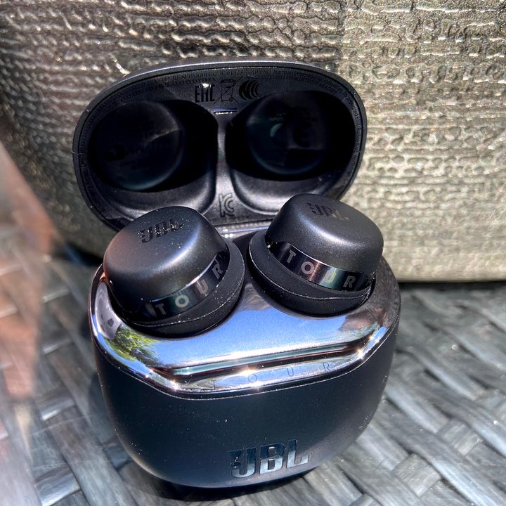 JBL Tour Pro+