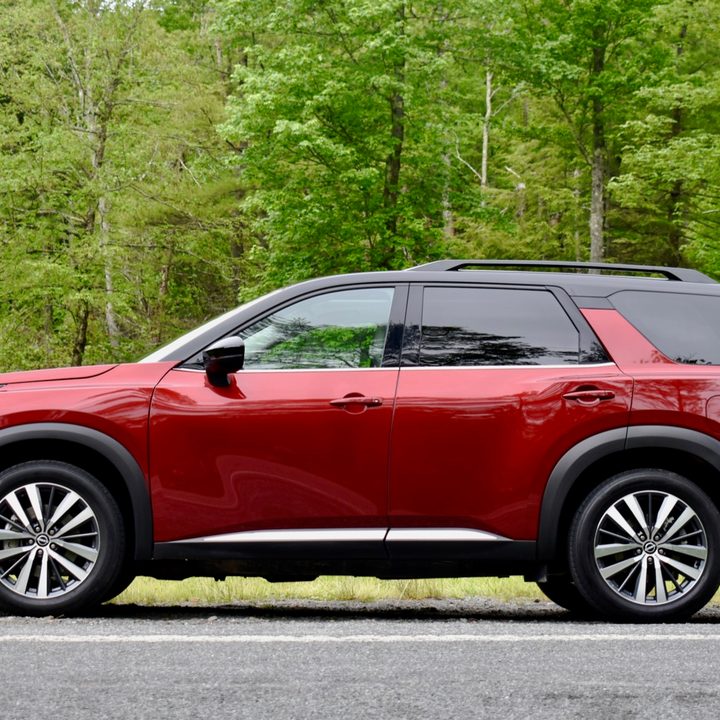 Profile view of the 2022 Nissan Pathfinder.